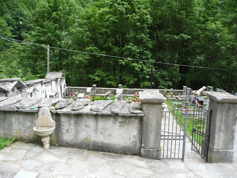 P1000472.JPG - Un piccolo cimitero